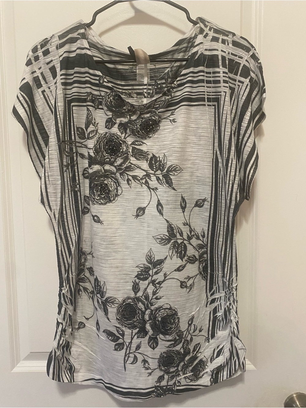 Banabee Women's Black & White Floral Short Sleeve Top